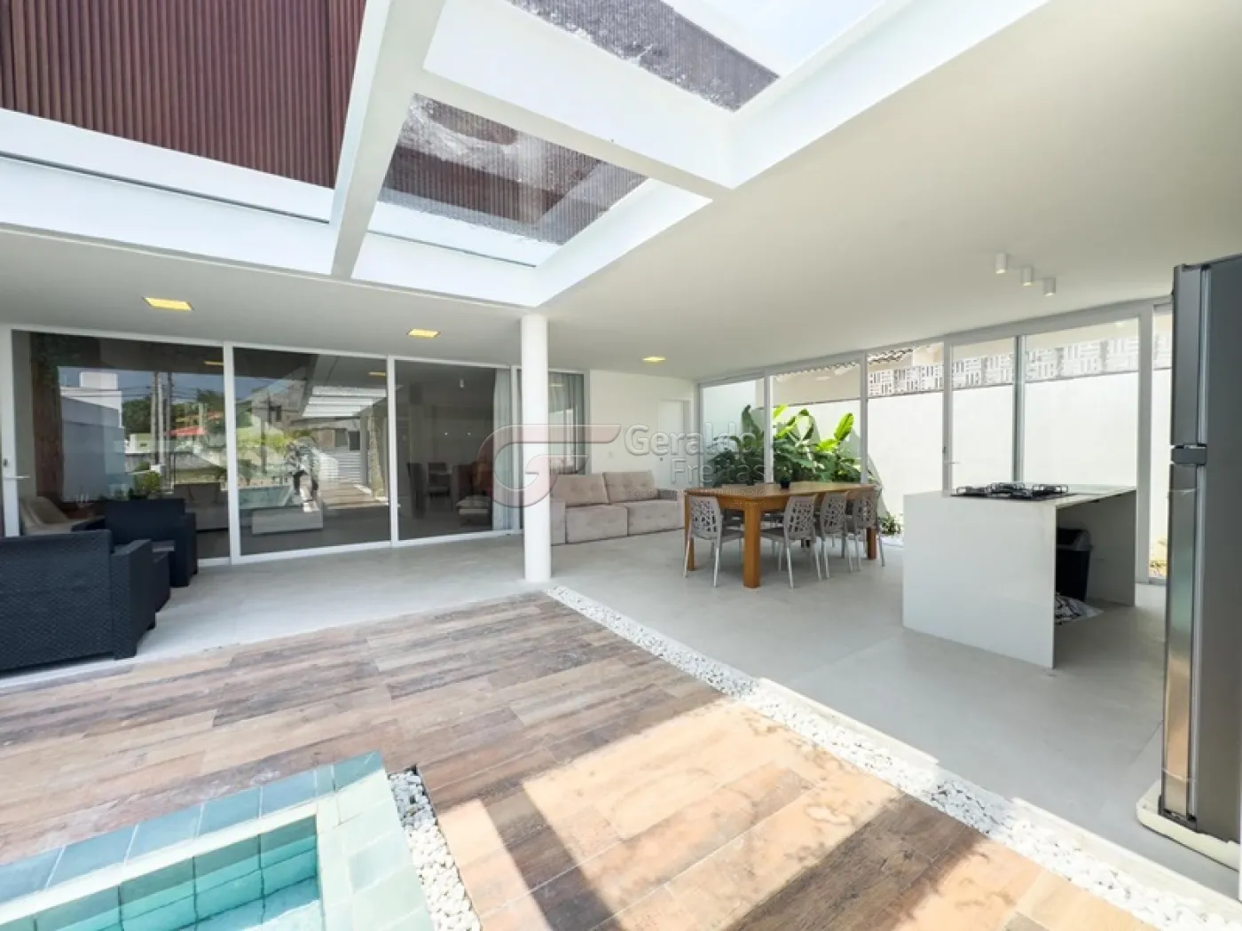 Casa de Condomínio à venda com 4 quartos, 334m² - Foto 4